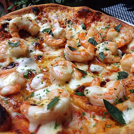 Pizza de Mozzarella con Camarones - Sabores Marinos